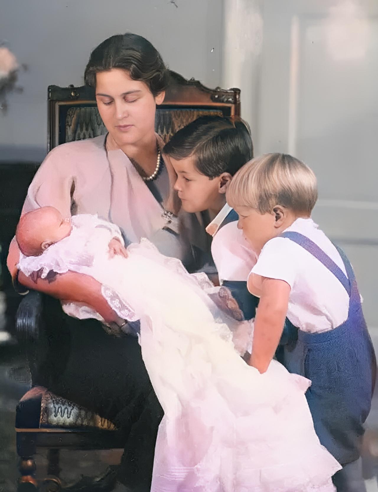 这位母亲与自己的三个孩子。谁也不会料到,后来母亲与两个儿子因飞机失事丧命,而怀中