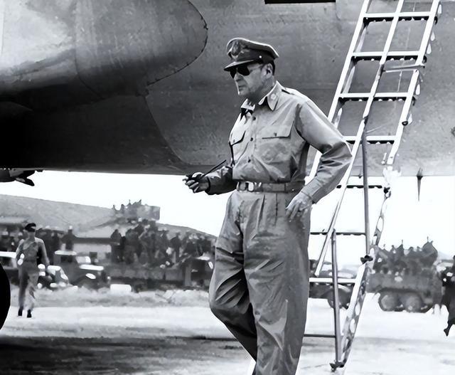 1962年，当时已经82岁的麦克阿瑟惊闻印度跟中国开战了，赶紧写了一篇文