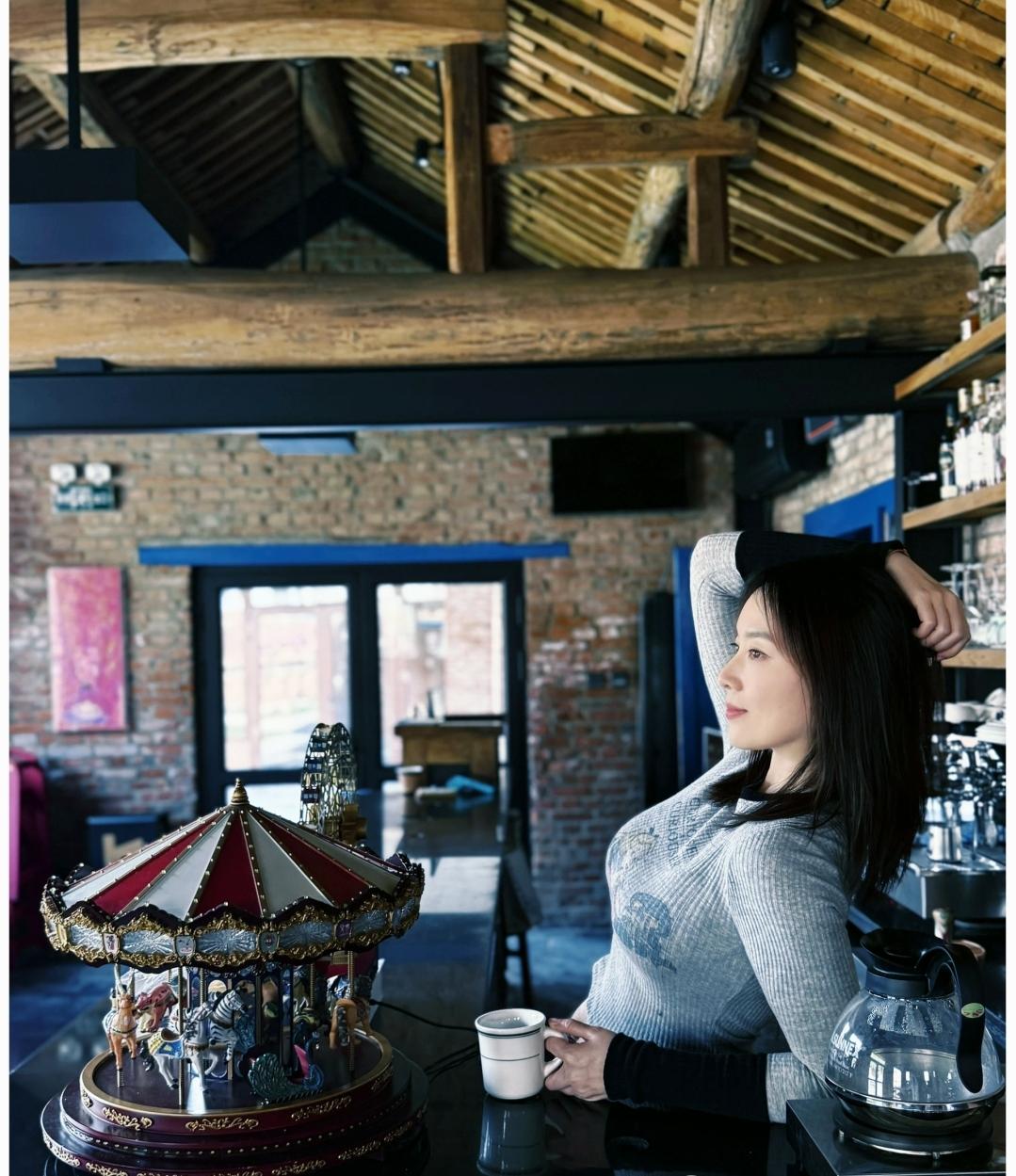 艺术馆的角落，一杯咖啡一本书足以，一天的时间在轻松时刻中度过艺术馆美术馆乡村里