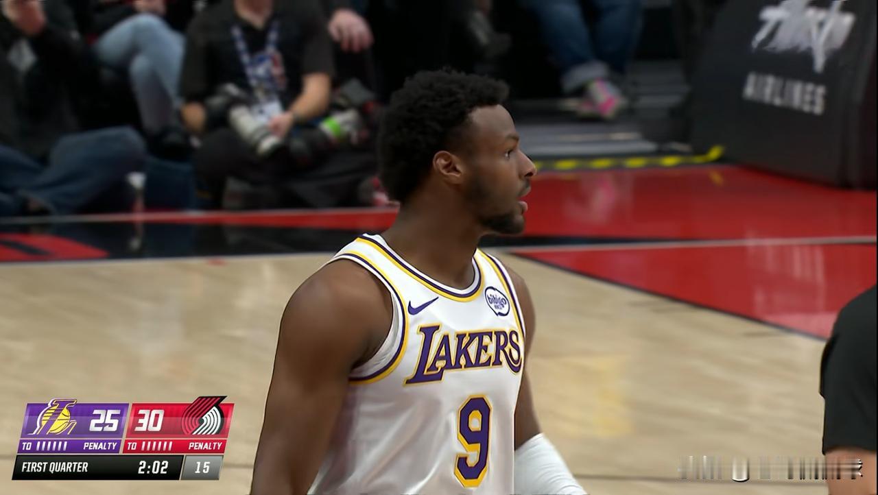 我强烈建议湖人立刻将布朗尼交易走！在今天湖人客场以116：132惨败于开拓者的比