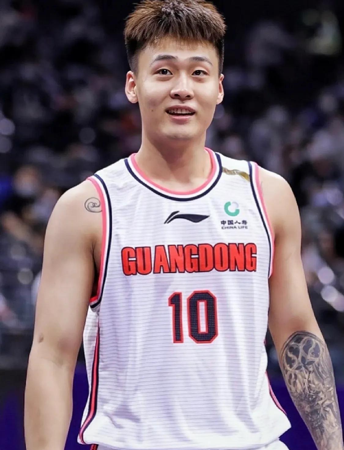 你们认为广东宏远俱乐部这赛季投入巨大吗？我可不觉得大，我认为只是资产置换周期拖