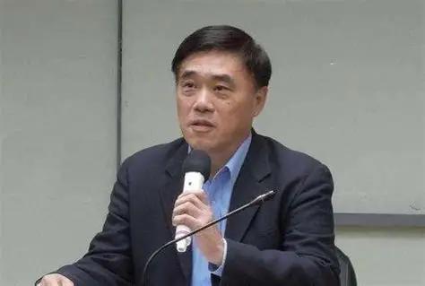 四年前的国民党主席选举，张亚中一度声势直逼朱立伦，后来洪秀柱出面批张亚中，成为影