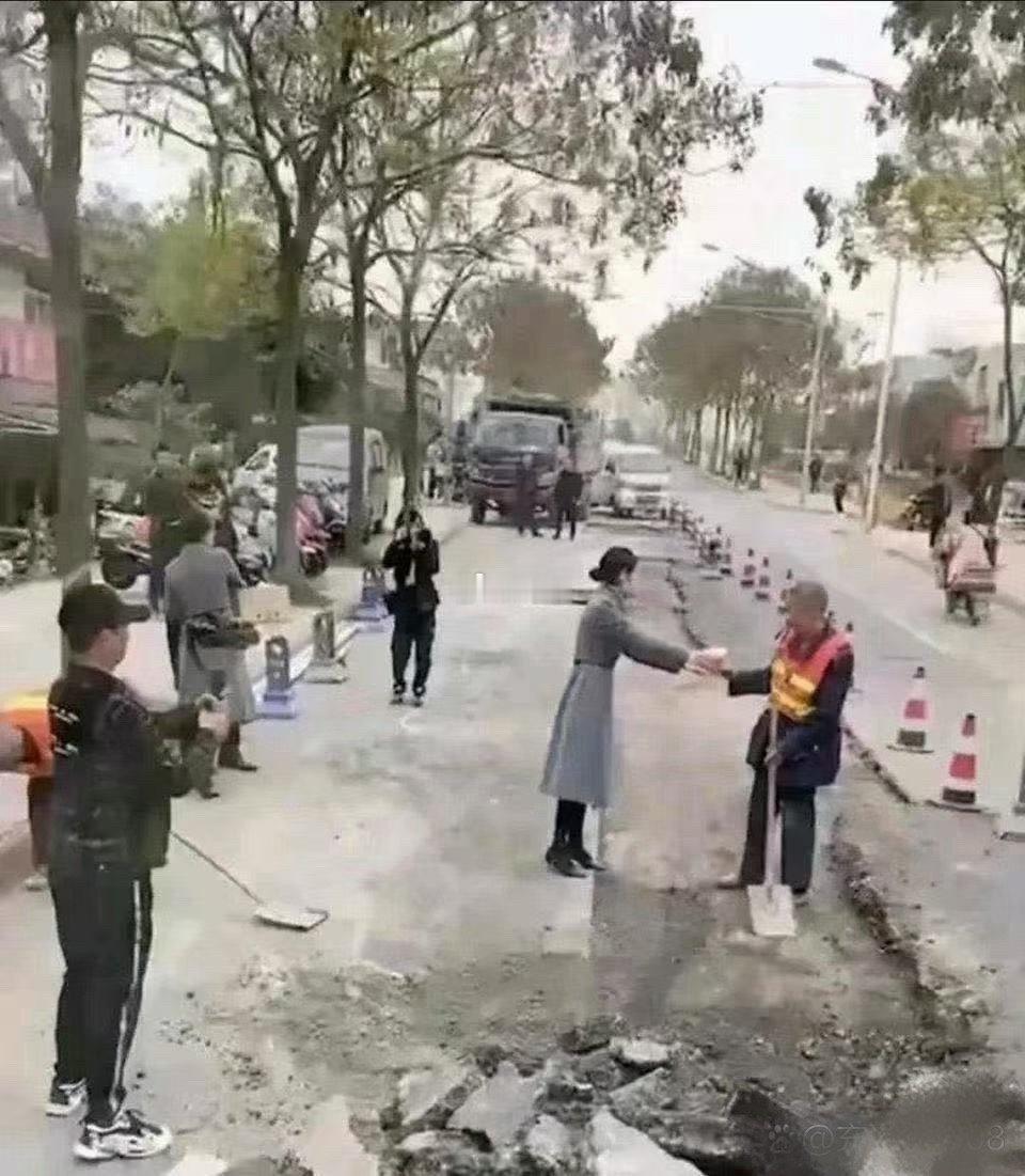 被第一张图感动，被第二张图恶心到了