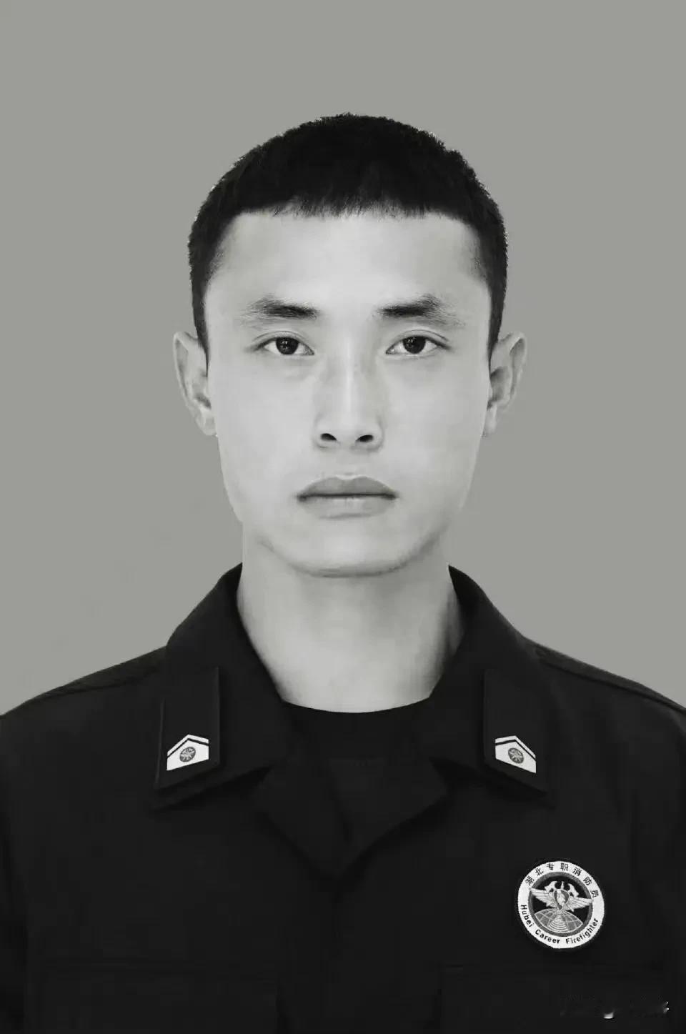 太痛心了！8月3日凌晨，武汉硚口区一居民住宅火灾，消防员邓勇在执行搜救任务时，