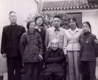 杨开慧母亲，向振熙老人一张珍贵的照片。杨开慧牺牲后，向振熙按照组织的指示，怀着沉