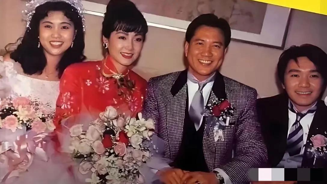 当年意气风发的万梓良娶了二婚的甜妞，伴郎是周星驰，那个比新娘还要玉颜如春，嫣然若