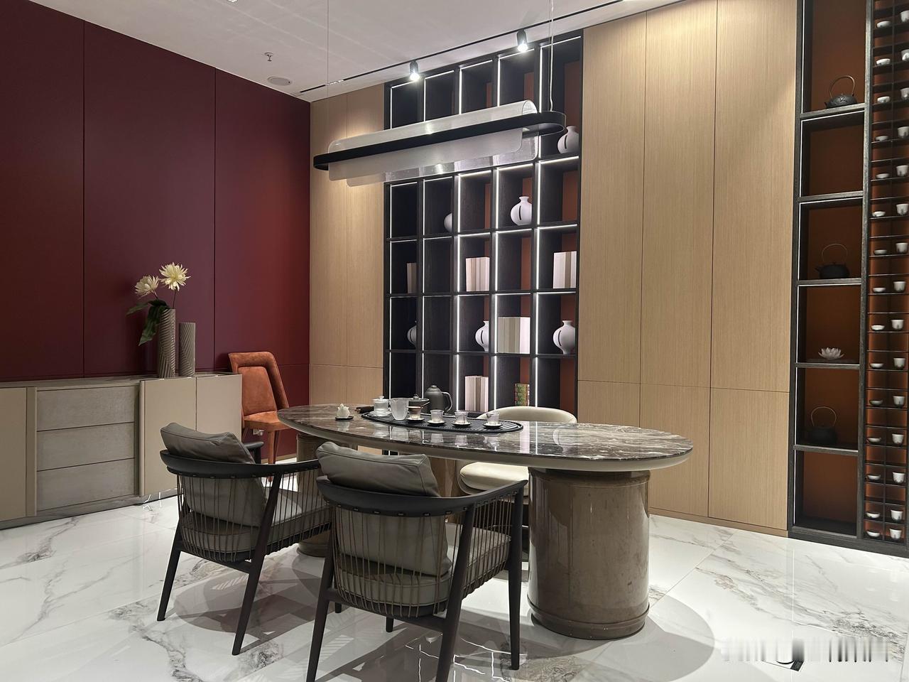 满清统治确实给中国带来了深远且沉重的影响。在其统治的近三百年间，实行了诸如“文字