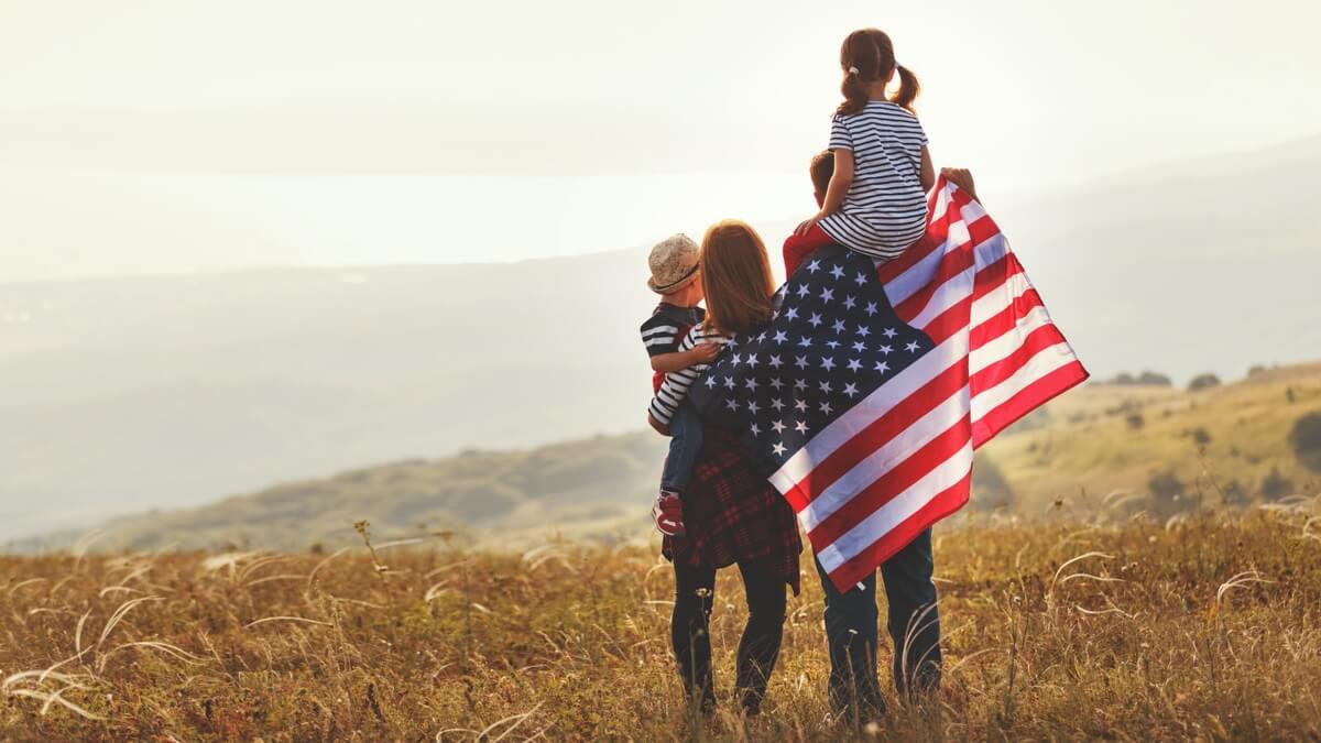 一位网友是这样说的，他说通过正常途径移民到美国，跌落到斩杀线之下的人是极少的，其