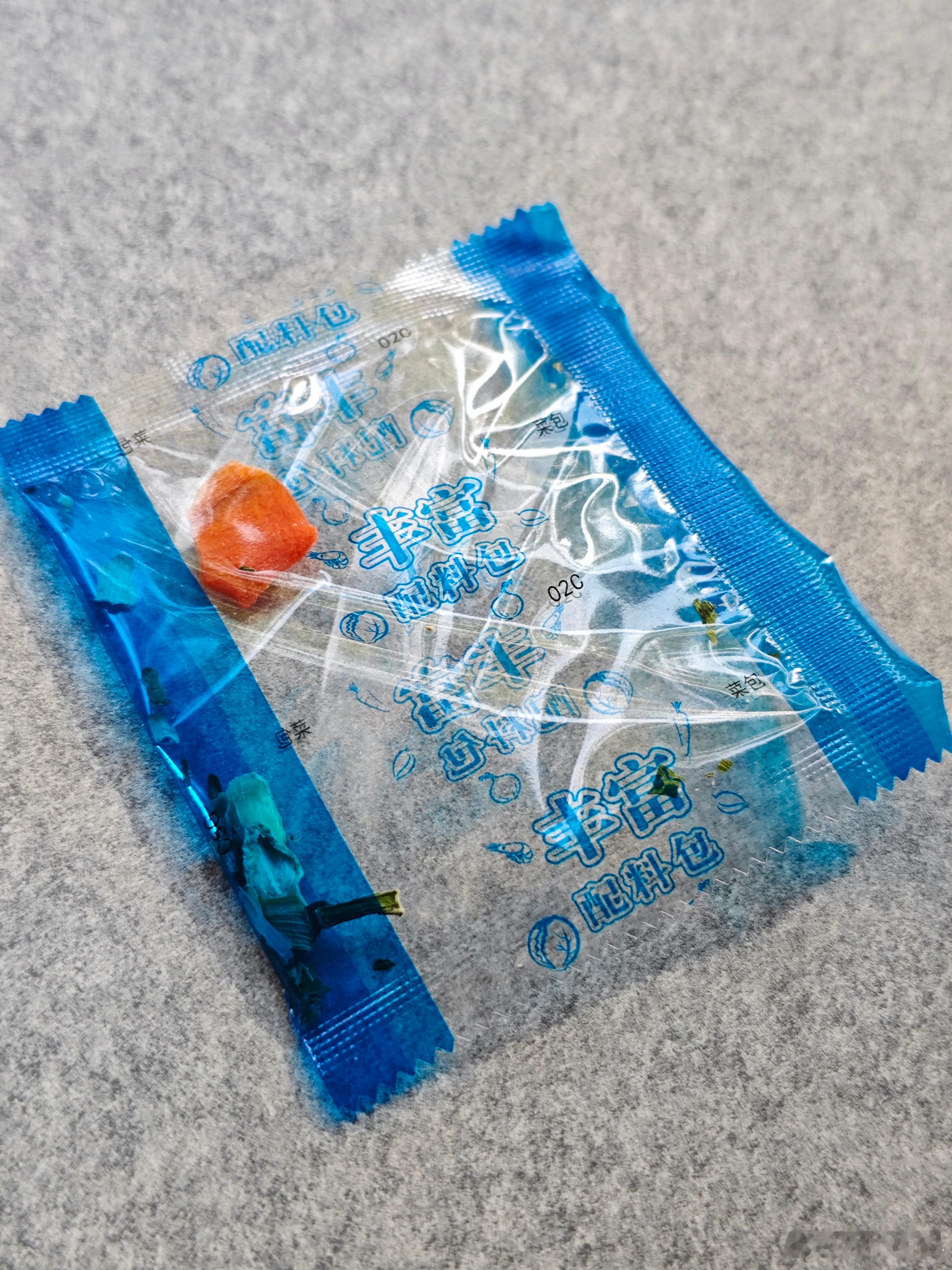 好久不吃方便面了，一打袋子开天都塌了，逗我呢是吧，这叫丰富配料包？