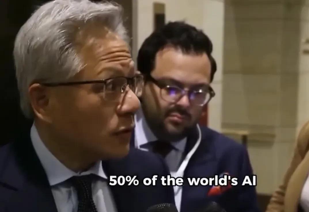 英伟达CEO黄仁勋在接受记者采访时，被问及“你认为中国（在人工智能领域）落后了多
