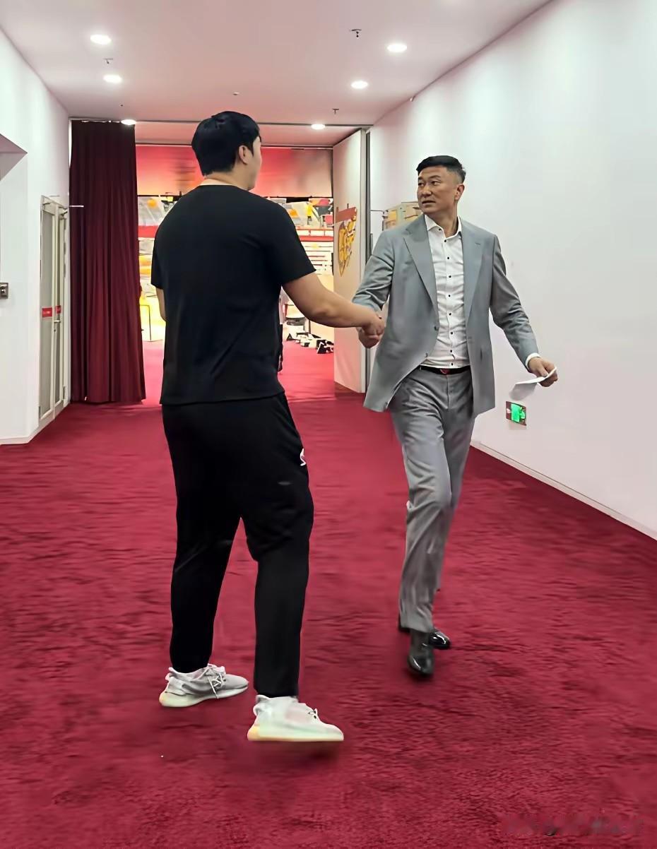听听张明池在直播间聊到广东队管理层人员变动的看法:“广东队管理层的人员变动”