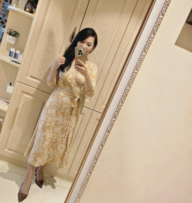 56岁阿姨放弃早起打卡，睡到自然醒反而瘦了一斤。以前她天天定闹钟练八段锦，现在觉