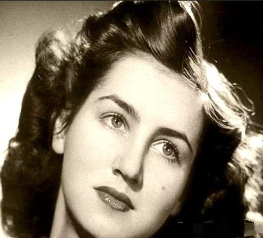 1943年，62岁的毕加索带着情人用餐，忽然望见隔壁桌一位蓝眼睛的年轻女子。他像