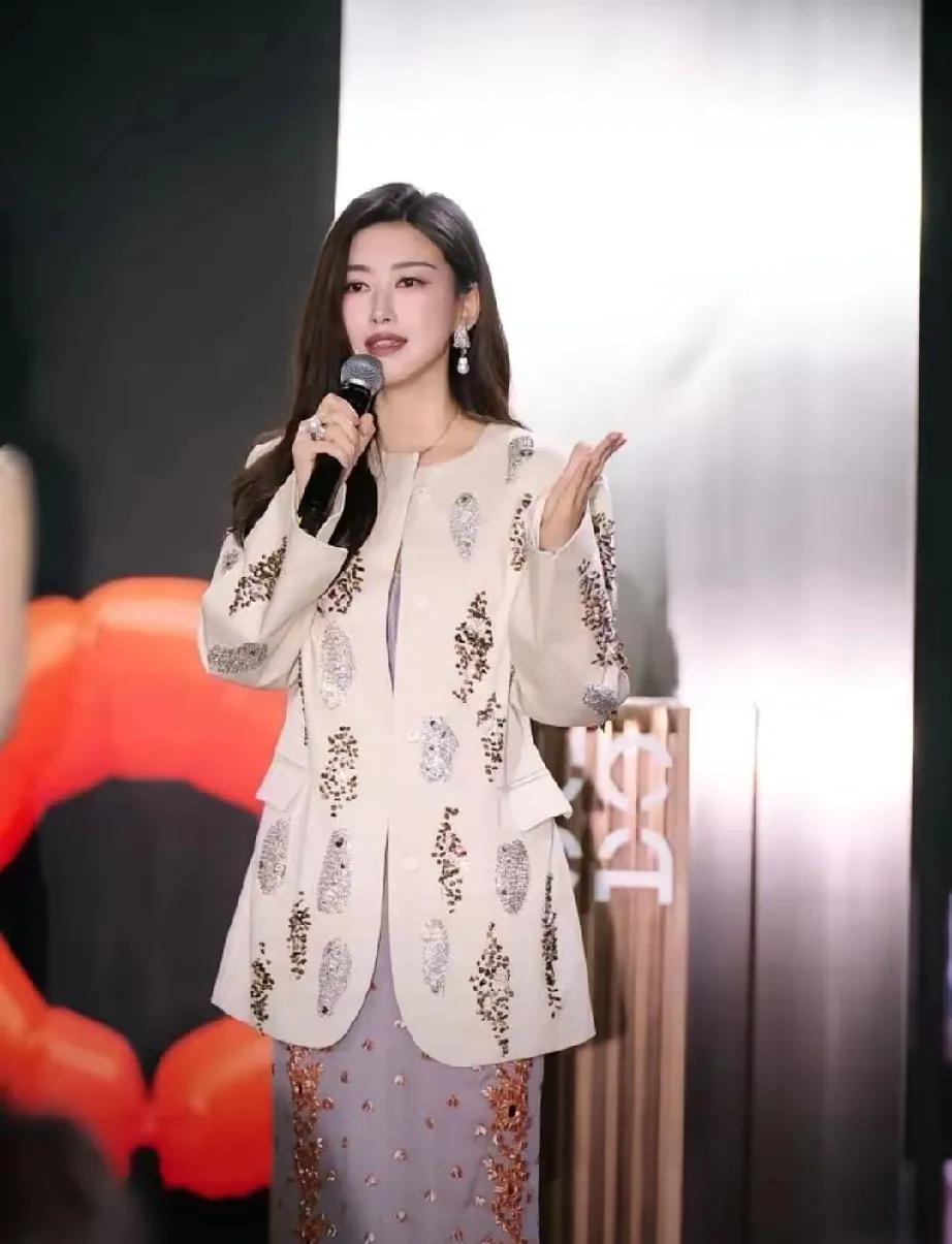 朱珠一出场，直接美到犯规！每次亮相都像自带聚光灯，狠狠拿捏住众人目光。