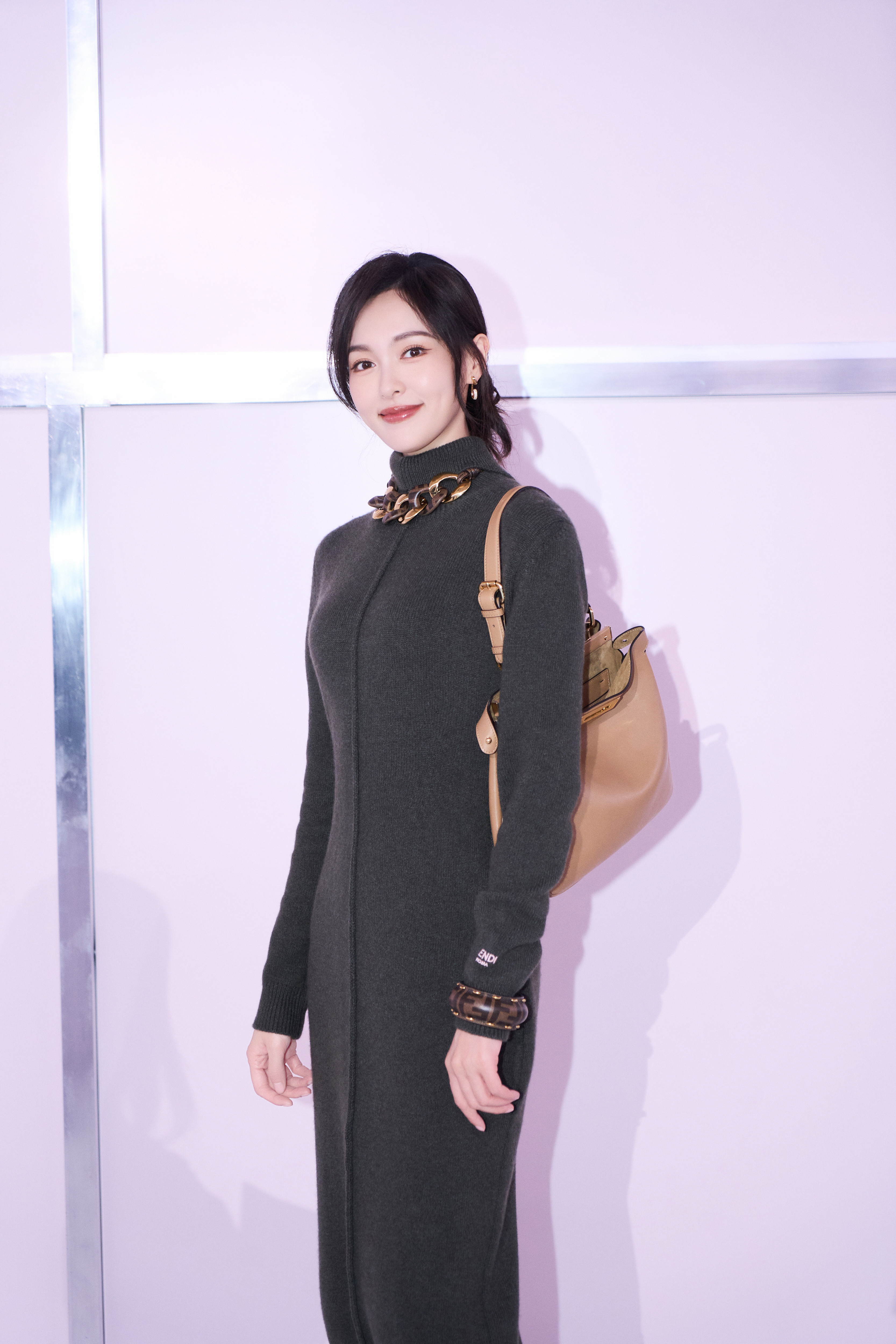 唐嫣观秀时刻，黑色穿搭，至静至美