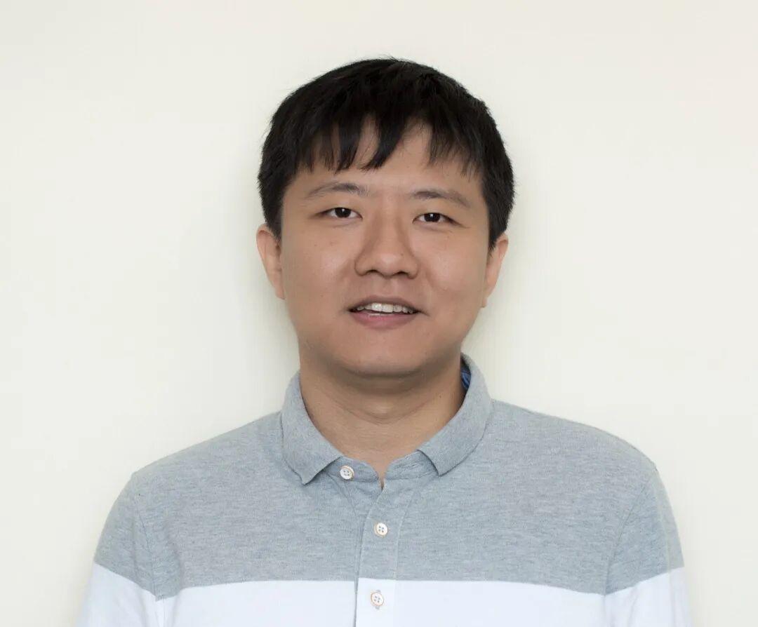 看了“环球人物”对菲尔兹奖获得者邓煜的采访，才知道，互联网上，他被网友叫“灯神”