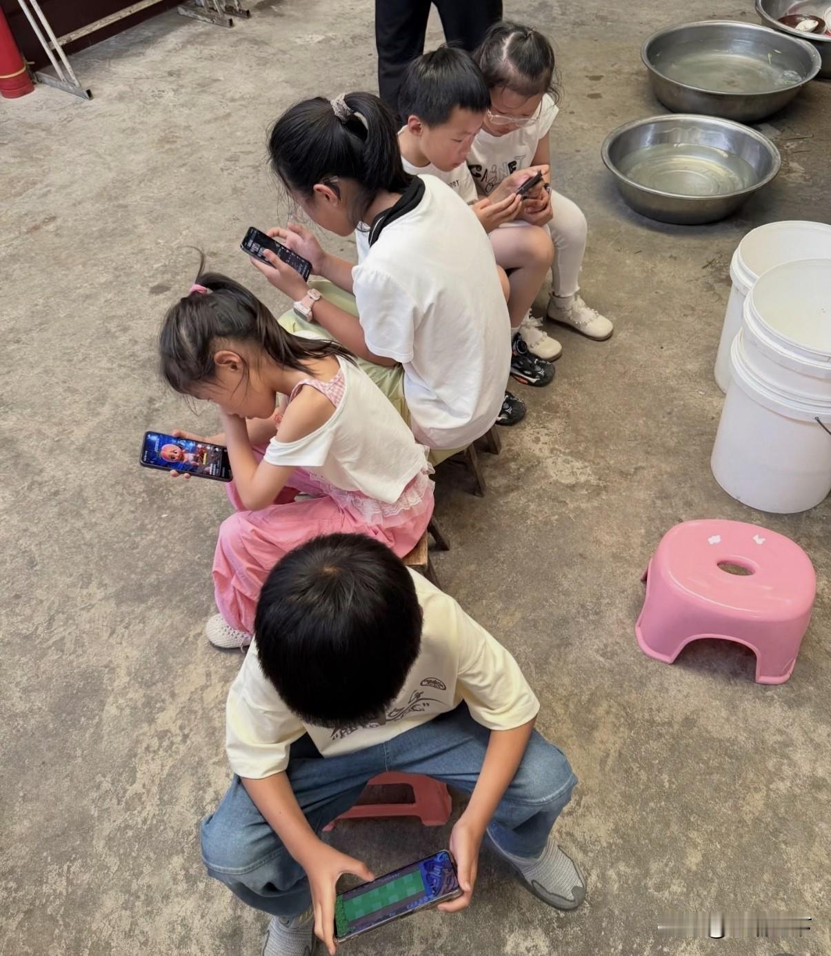 如果说存在即合理，是不是有点不负责任？[捂脸哭]学生能剪出什么样的发型就是个性