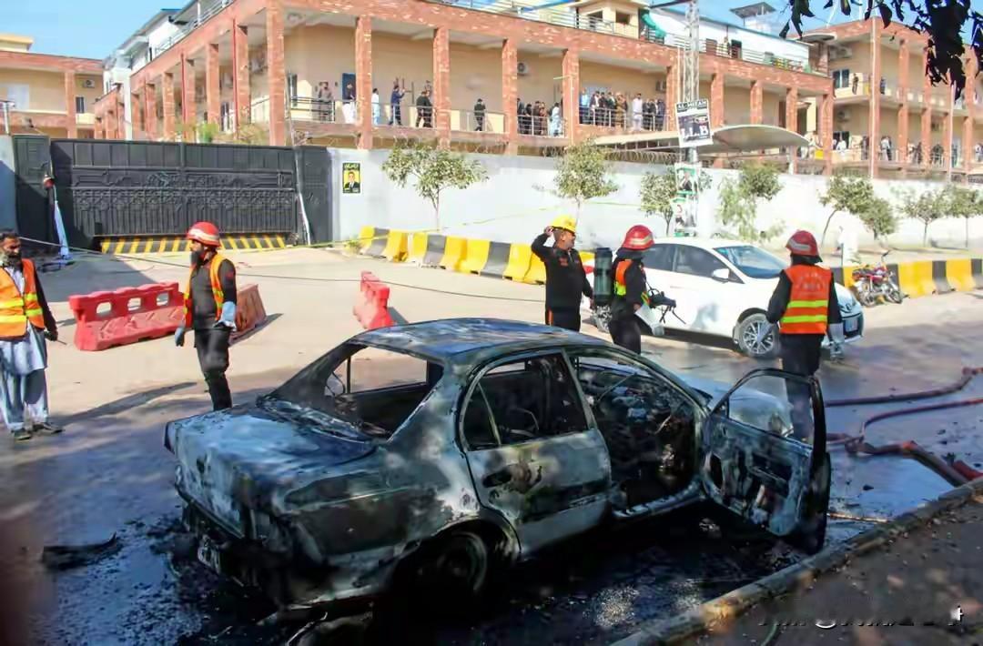 巴基斯坦当地时间12号，有巴基斯坦媒体以及部分西方媒体拍摄到了大量军队调动的画面