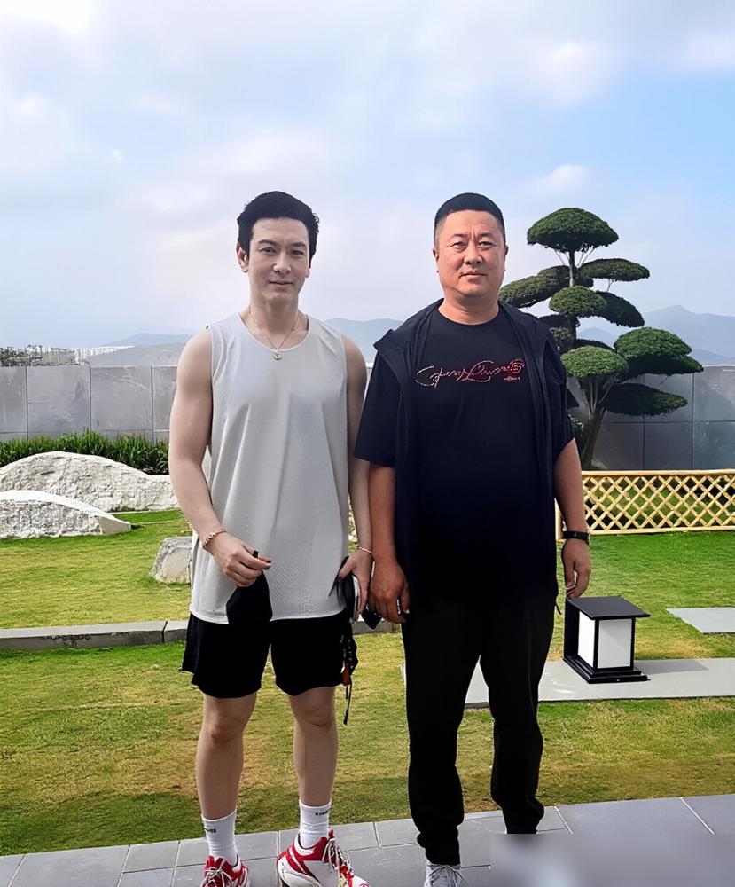 黄晓明三亚晨跑，脚上那双4厘米的鞋，骨科医生看了都想连夜拉黑他。你以为明星