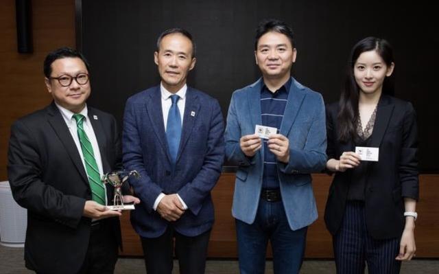 刘强东是真脸盲，章泽天在人群里美得耀眼，他却不知妻美。其实吧，刘强东挺有魅力的，