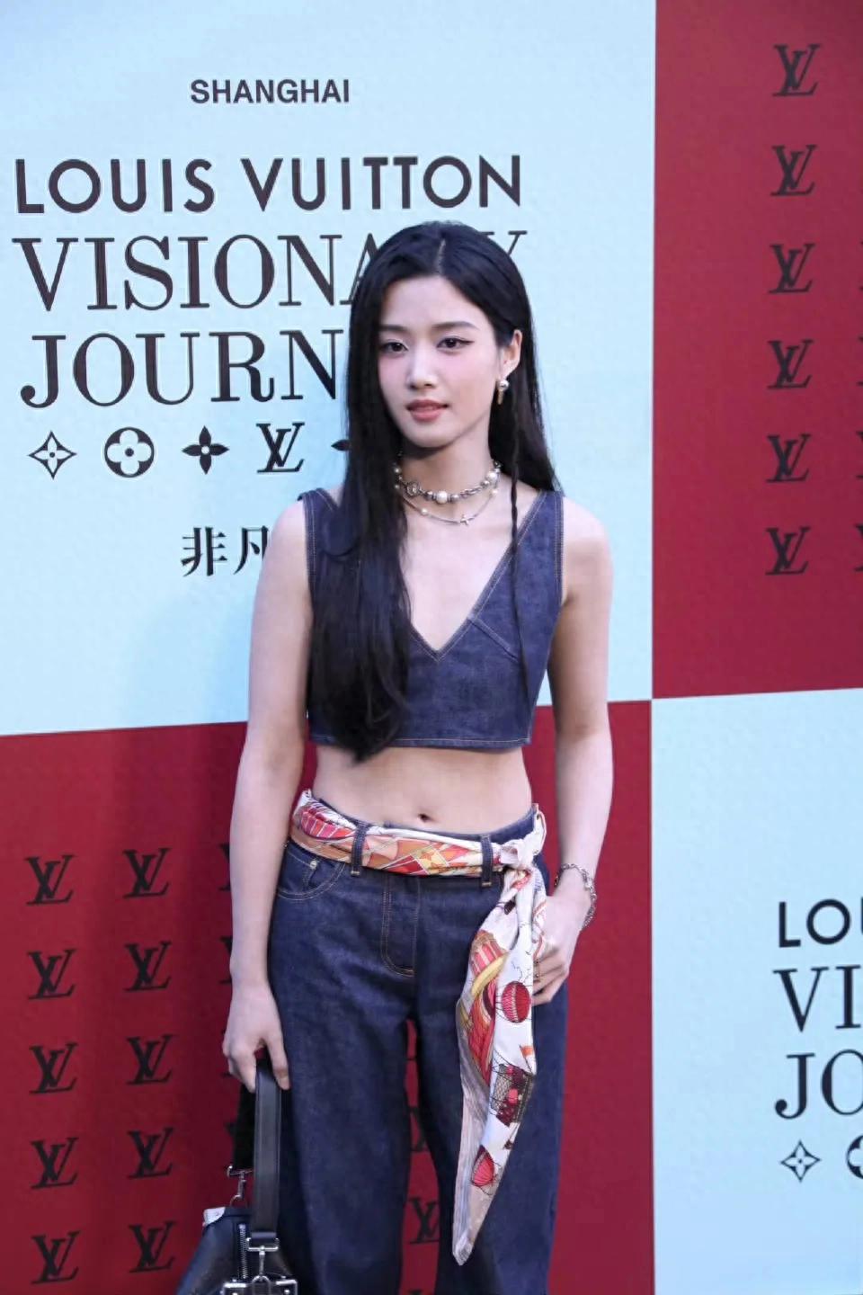 卢昱晓时尚活动生图，露脐短上衣，辣妹感十足