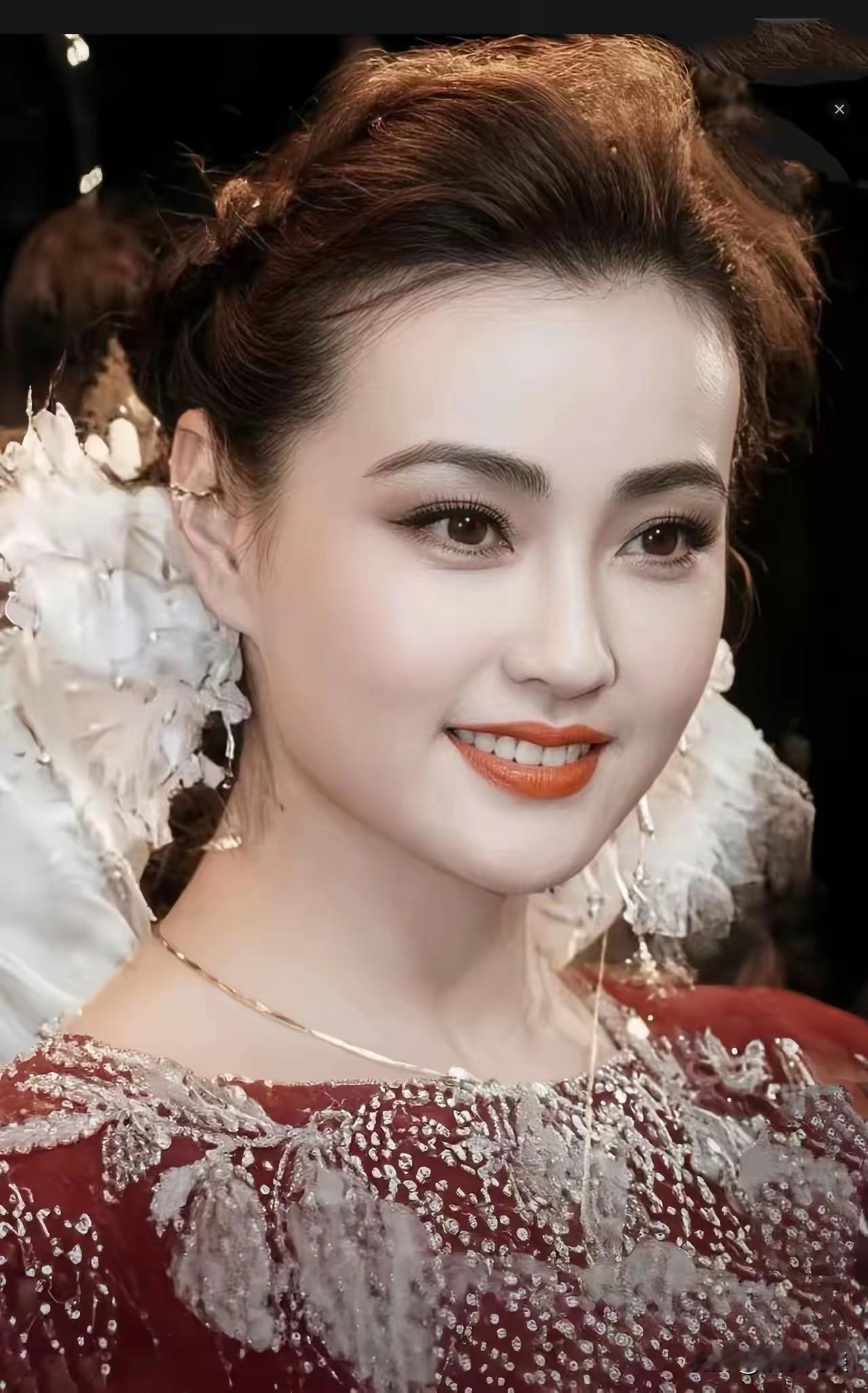 无意间刷到刘晓庆年轻时候的照片，我直接看愣了！少女感扑面而来，跟记忆当中的