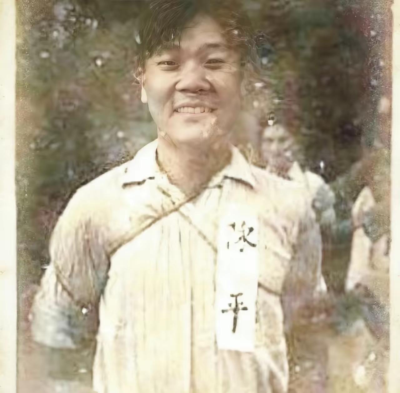 这张70多年前拍在台北马场町刑场的照片里，马上要被处决的烈士陈平，居然对着敌人的