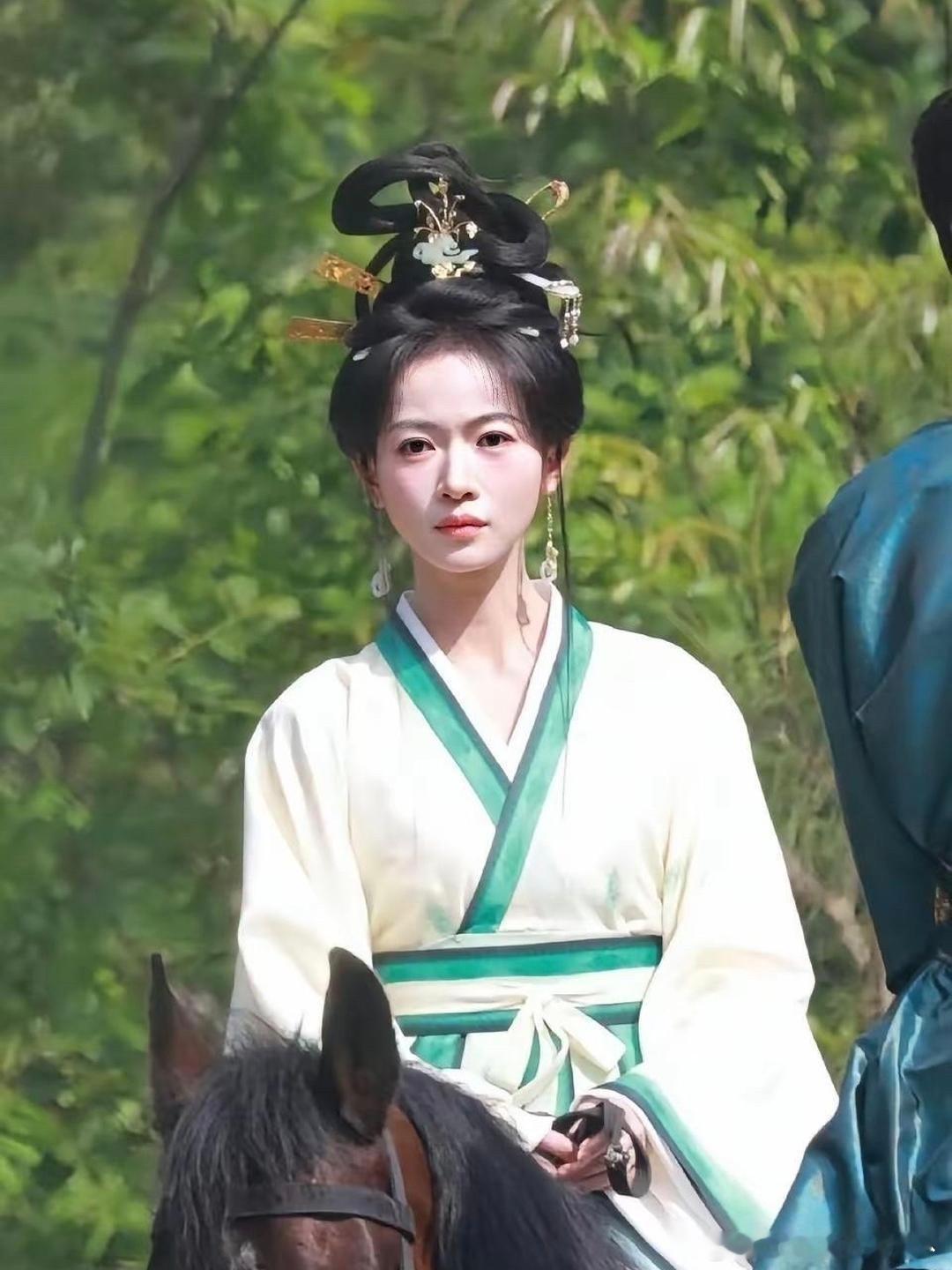 吴谨言这部剧造型师是谁？很美啊，很久没有看到这么美的发髻了
