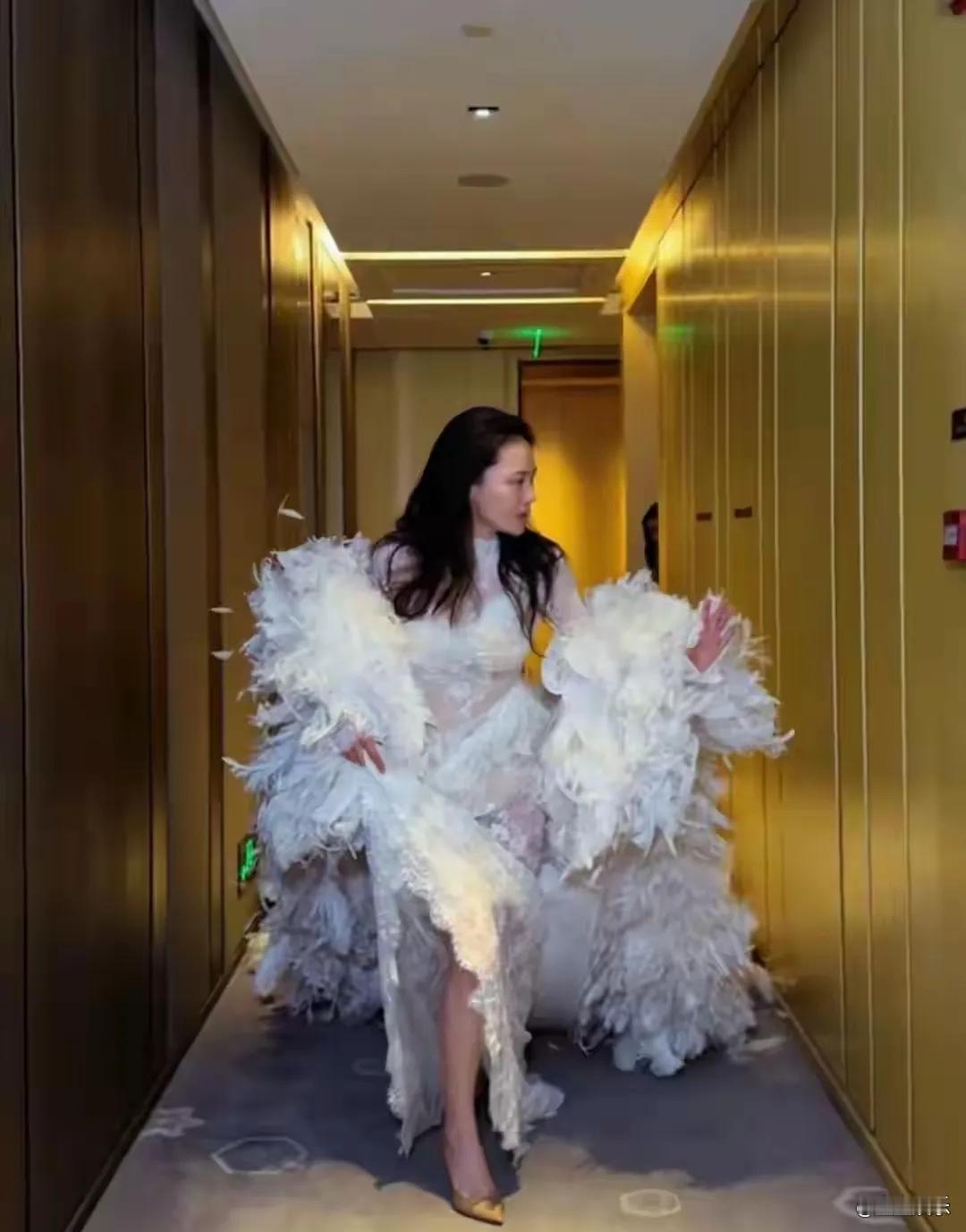 张馨予以一身惊艳造型亮相红毯，成为全场焦点。她身着25斤重的透视蕾丝礼服，优雅从