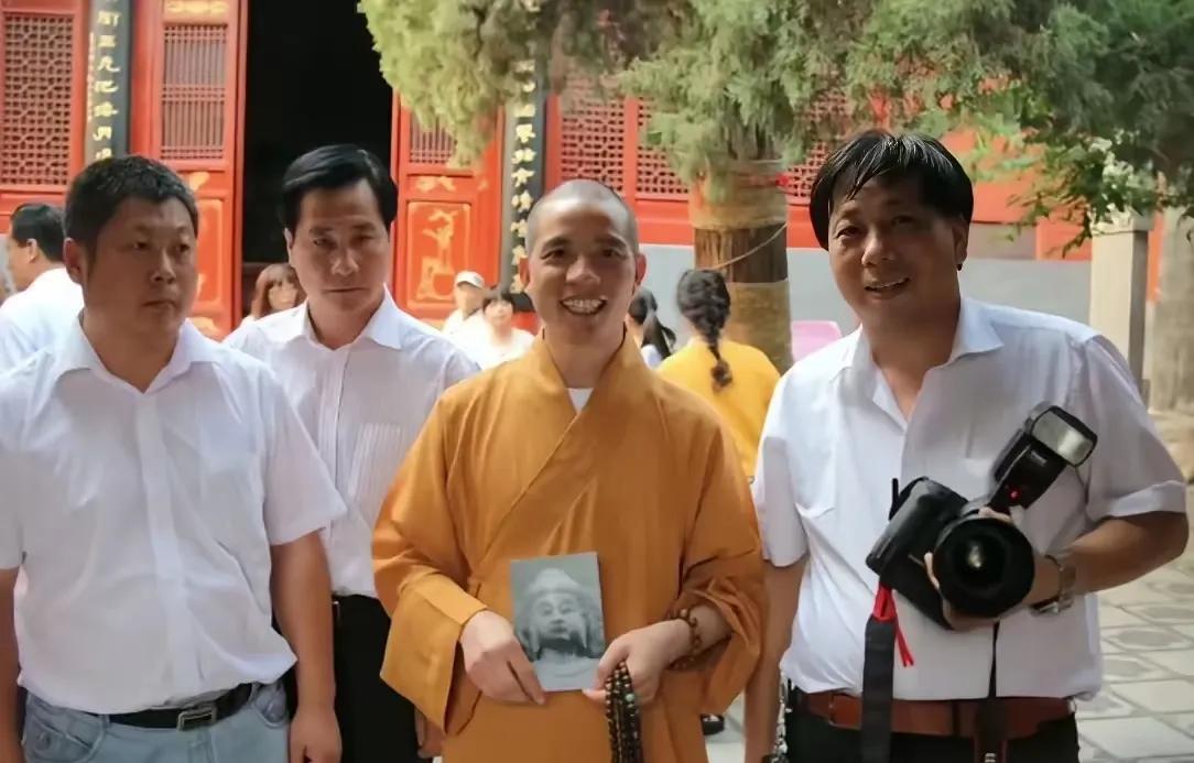 可别被释印乐那老实模样骗了！这新住持，深藏不露。1966年出生在河南桐柏，17岁