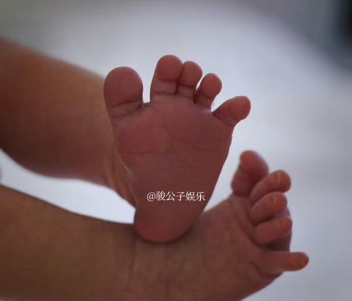 文咏珊于9月30日正式官宣升级为母亲，以温馨低调的方式宣告家庭新成员的到来。她晒