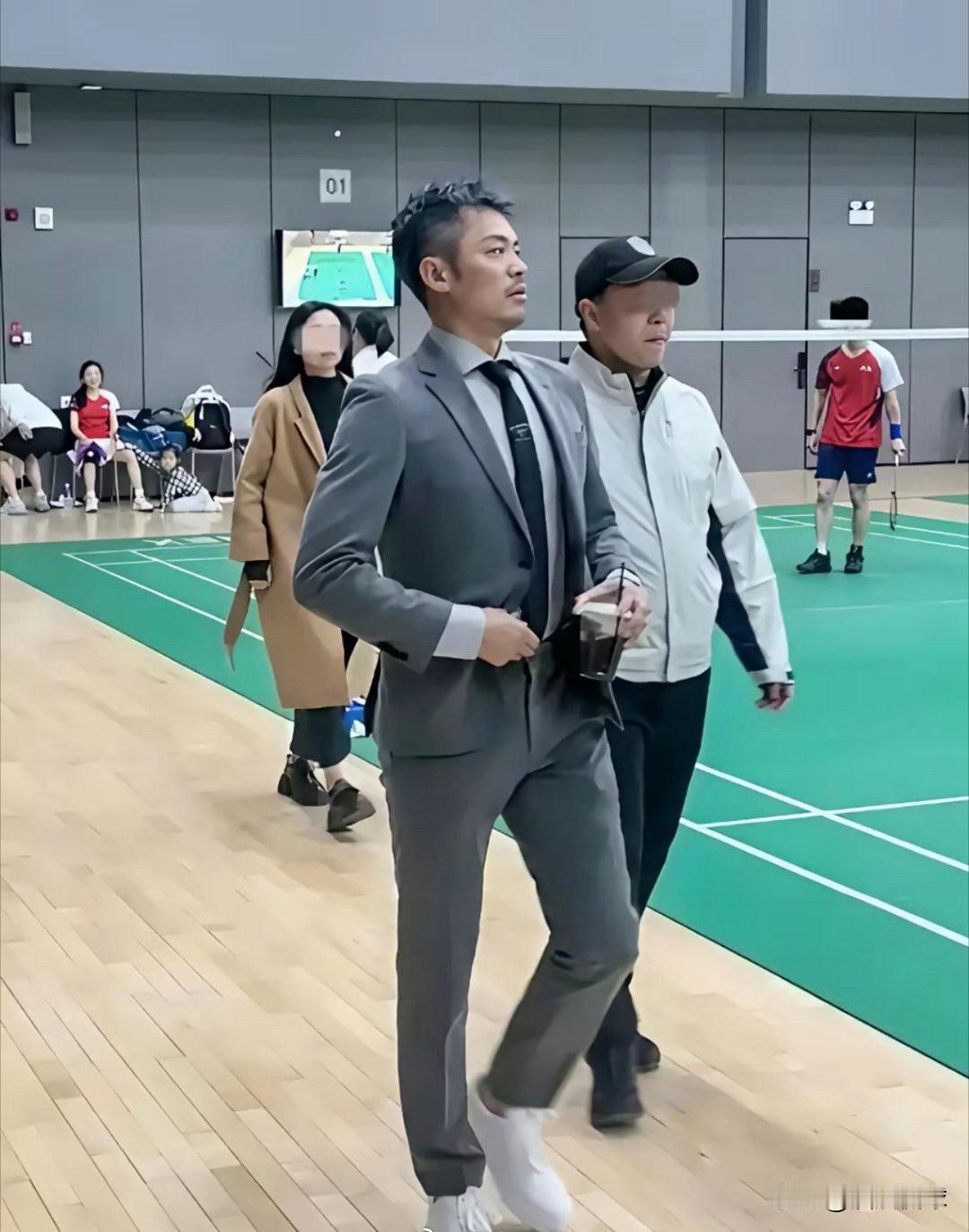 林丹退役五年半了，还能保持这身材，可想而知平时有多自律啊！[吐舌头眯眼睛笑]真羡慕谢杏芳啊！