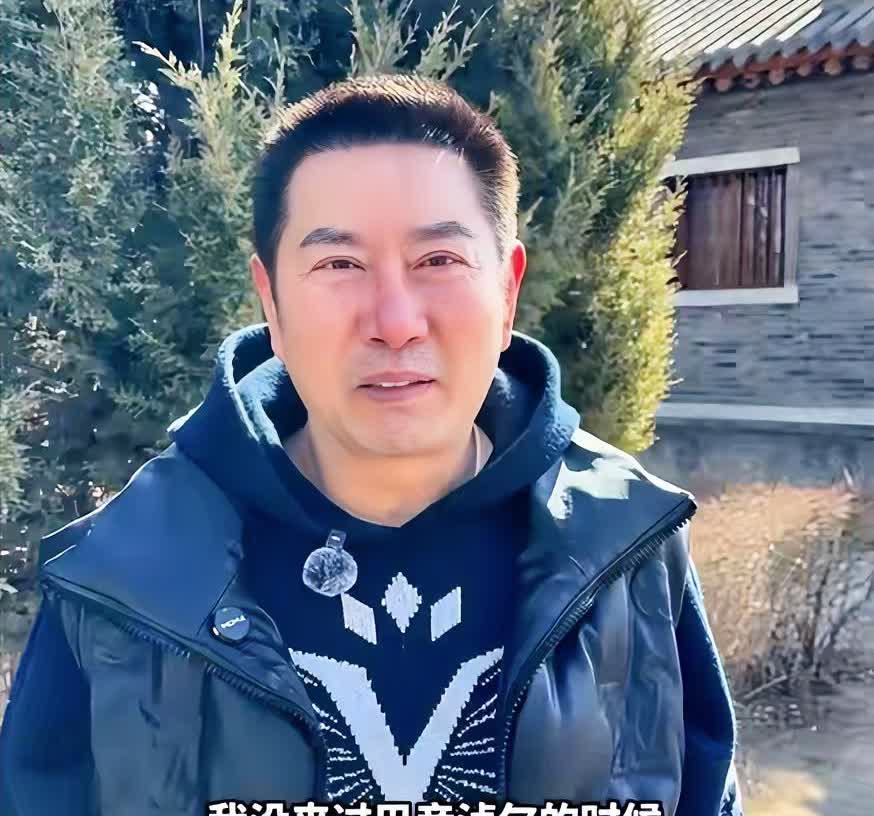 55岁姚刚现状：一生无妻无子，买千万豪宅一个人住，发福后更帅了。