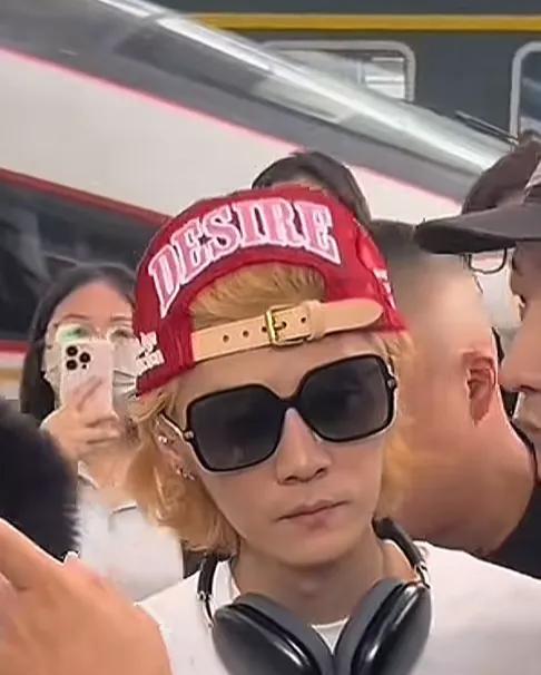 什么？！这是鹿晗！？网友不相信了，感觉有点像贾斯汀比伯那种状态了，实则是鹿晗被网
