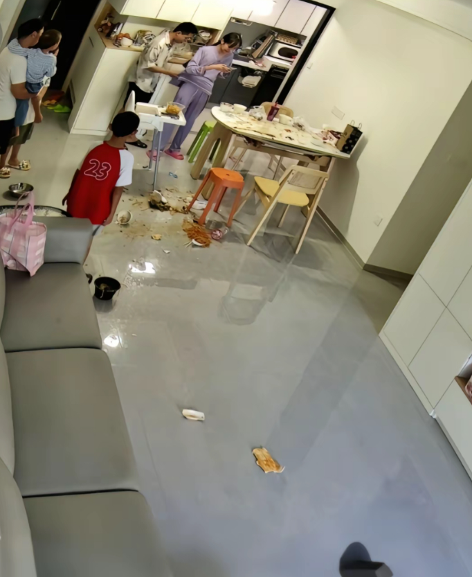 他说第一句的时候我就把碗扣他头上了，忍不了一点。