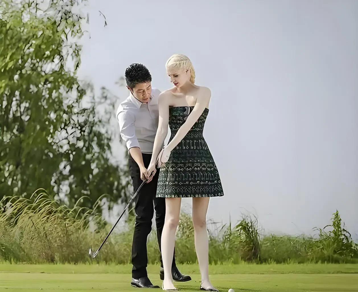 2016年，撒贝宁的妻子李白，就像她的名字一样皮肤是真白。撒贝宁兜兜转转，最
