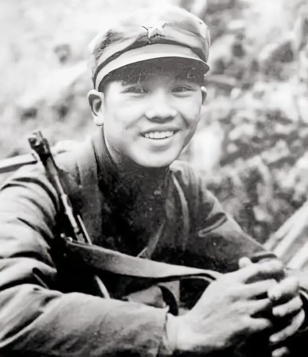 1979年，对越反击战中，一个战士奉命去前线送信，谁知他刚一赶到，就发现阵地已经