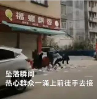 浓烟呛鼻、火舌舔窗，16岁女孩被逼到二楼窗台，除了纵身一跃，别无生路。楼下围观的