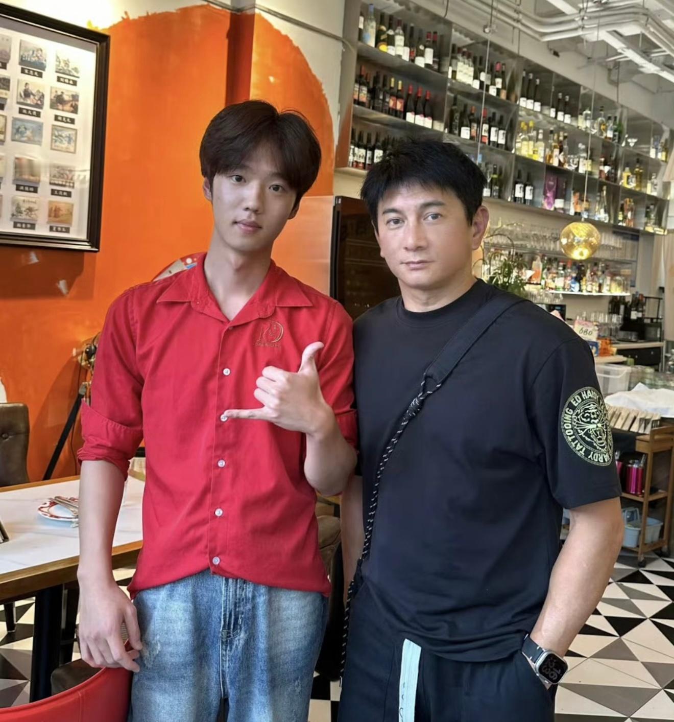 吴奇隆可以去cos维嘉了简直一模一样网友偶遇吴奇隆，发到网上后发现吴奇隆和维嘉