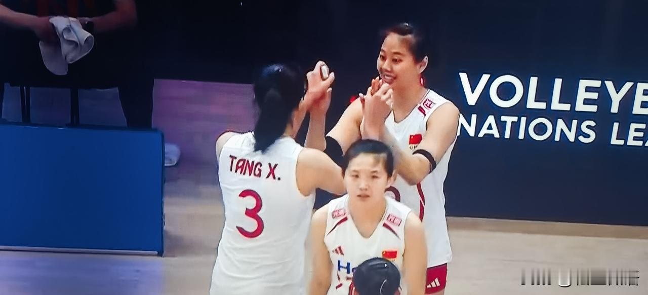 中国女排3:0塞尔维亚。应该是塞尔维亚的主教练输迷瞪了，第三局竟然没有一次叫暂停