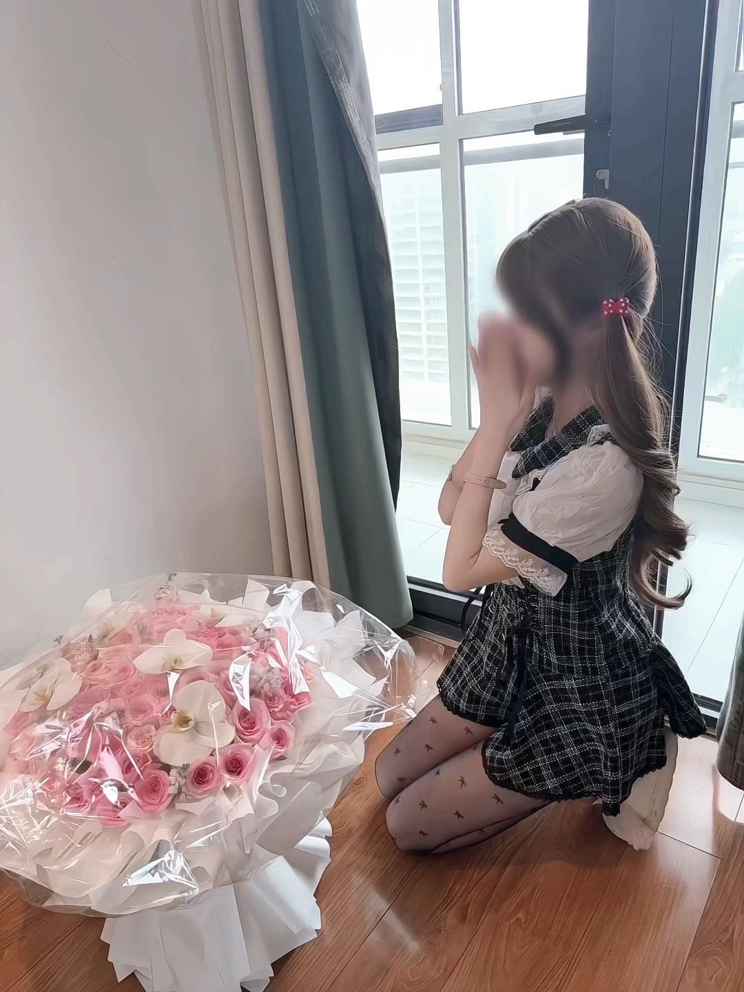我说我想要花 然后就有花 让我开心的不是花 是有人宠我