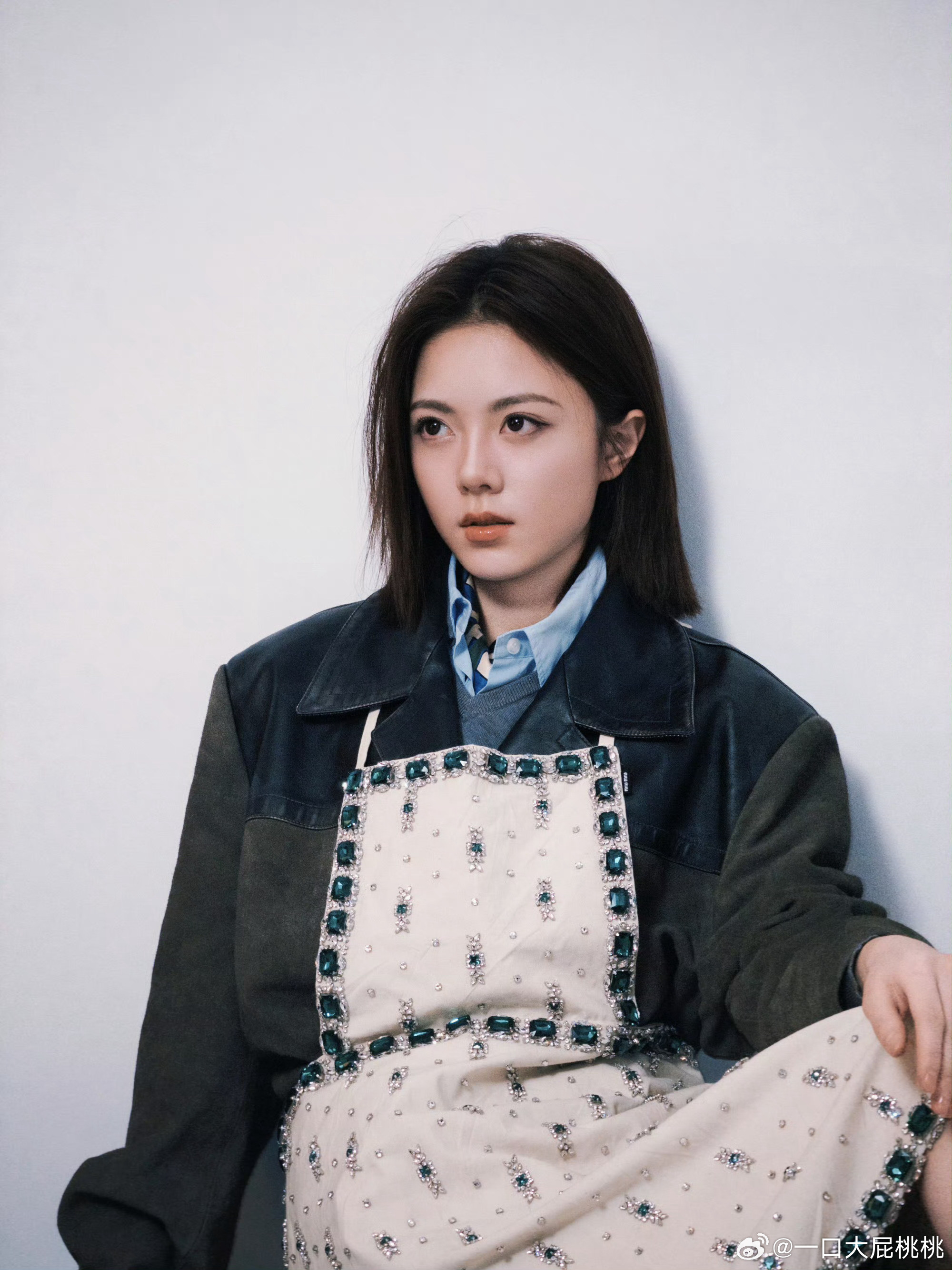 赵今麦｜miumiu大秀麦麦带来一组大秀预热照片，围裙系列👗微博在现场巴黎时装