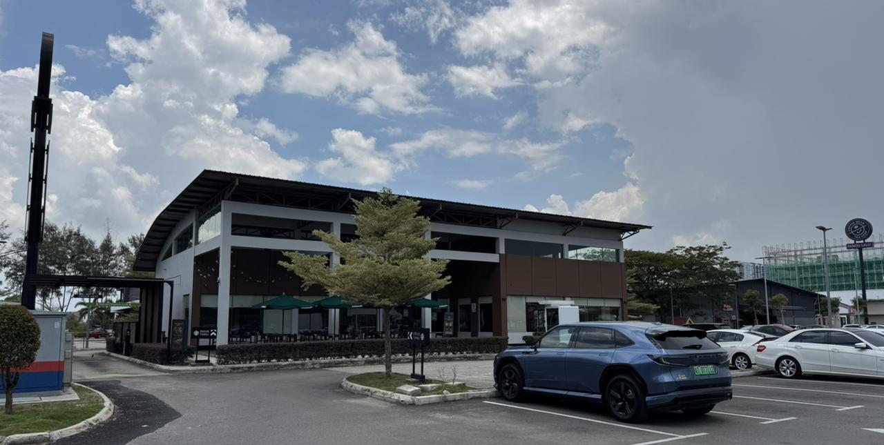 开着纯电本田P7一路巡逻充电桩另一边巡查茶餐厅这次不开去新加坡了就这样，