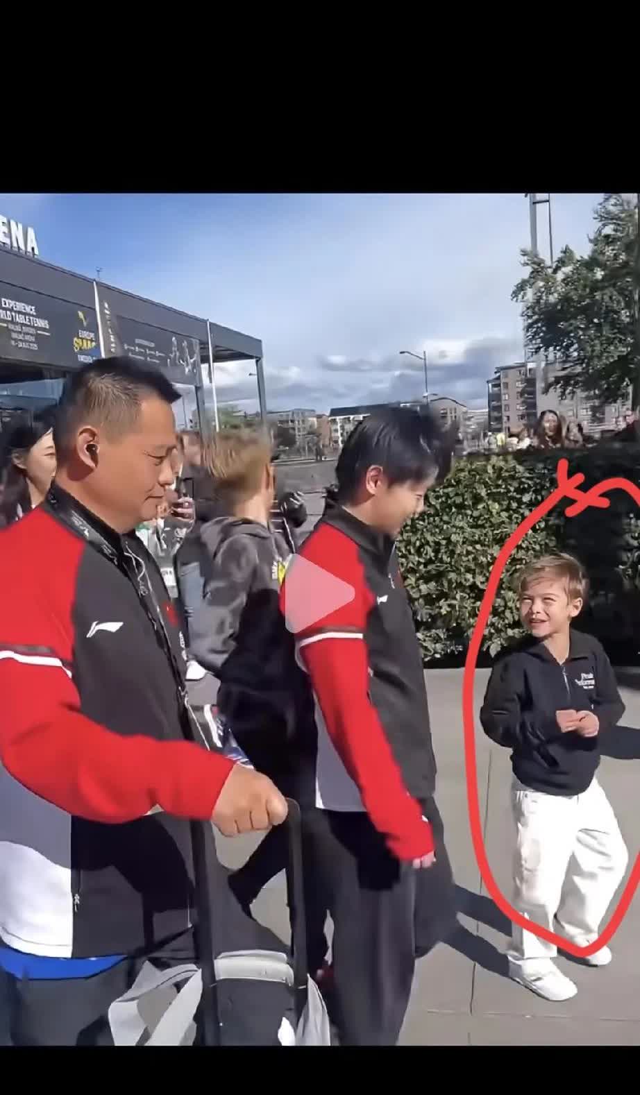 那个还在国内的头大的呀看看网吧莎莎在瑞典街头被“表白”了还是一个小弟