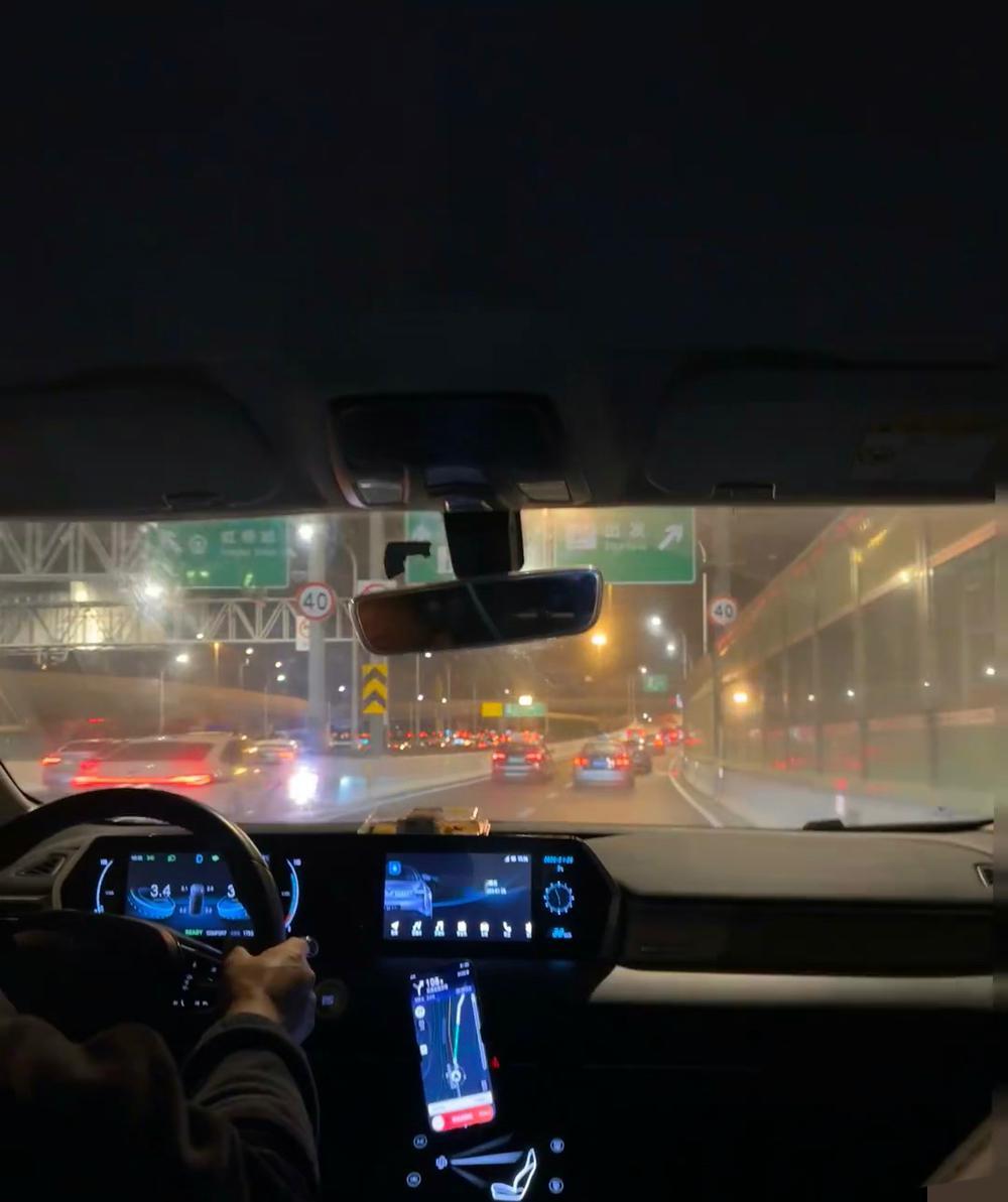 凌晨四点，老周的闹钟就响了。简单洗漱后，他便钻进车里，开始了一天的奔波。早高峰的