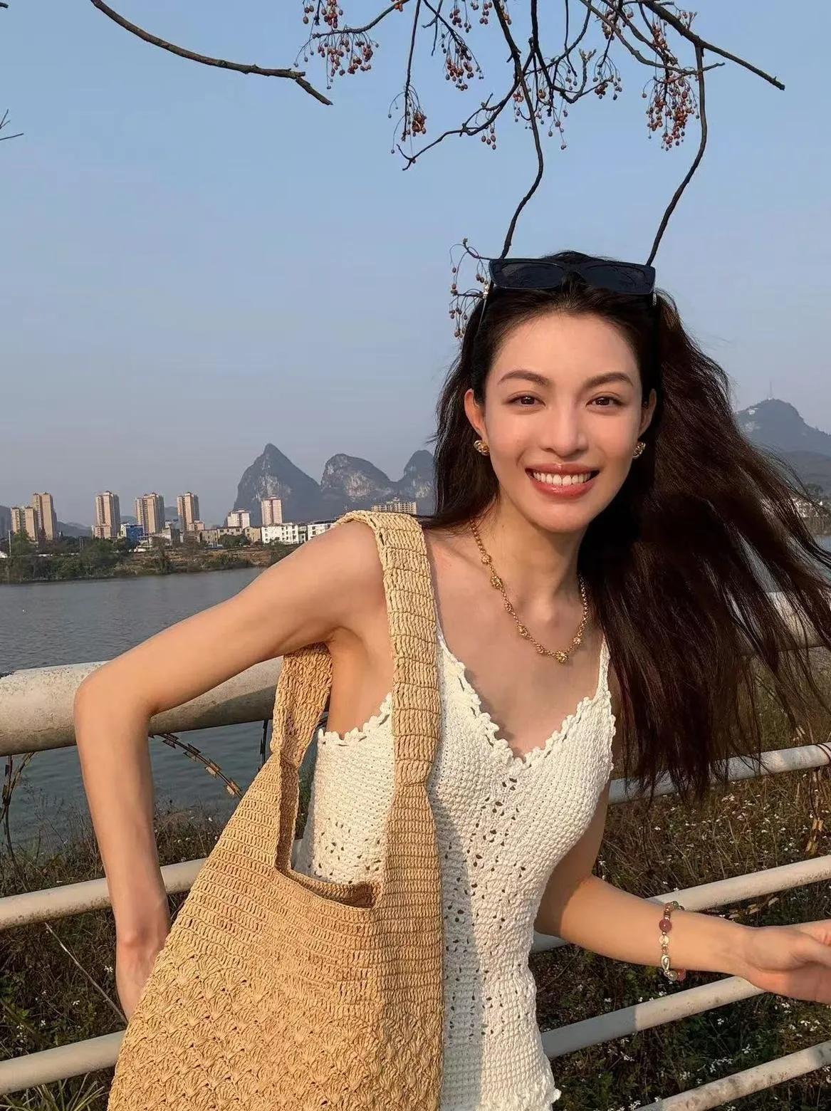 💡被钟楚曦的衣品狠狠折服！针织镂空吊带裙+牛仔裤，叠穿法既保留了吊带裙的温柔