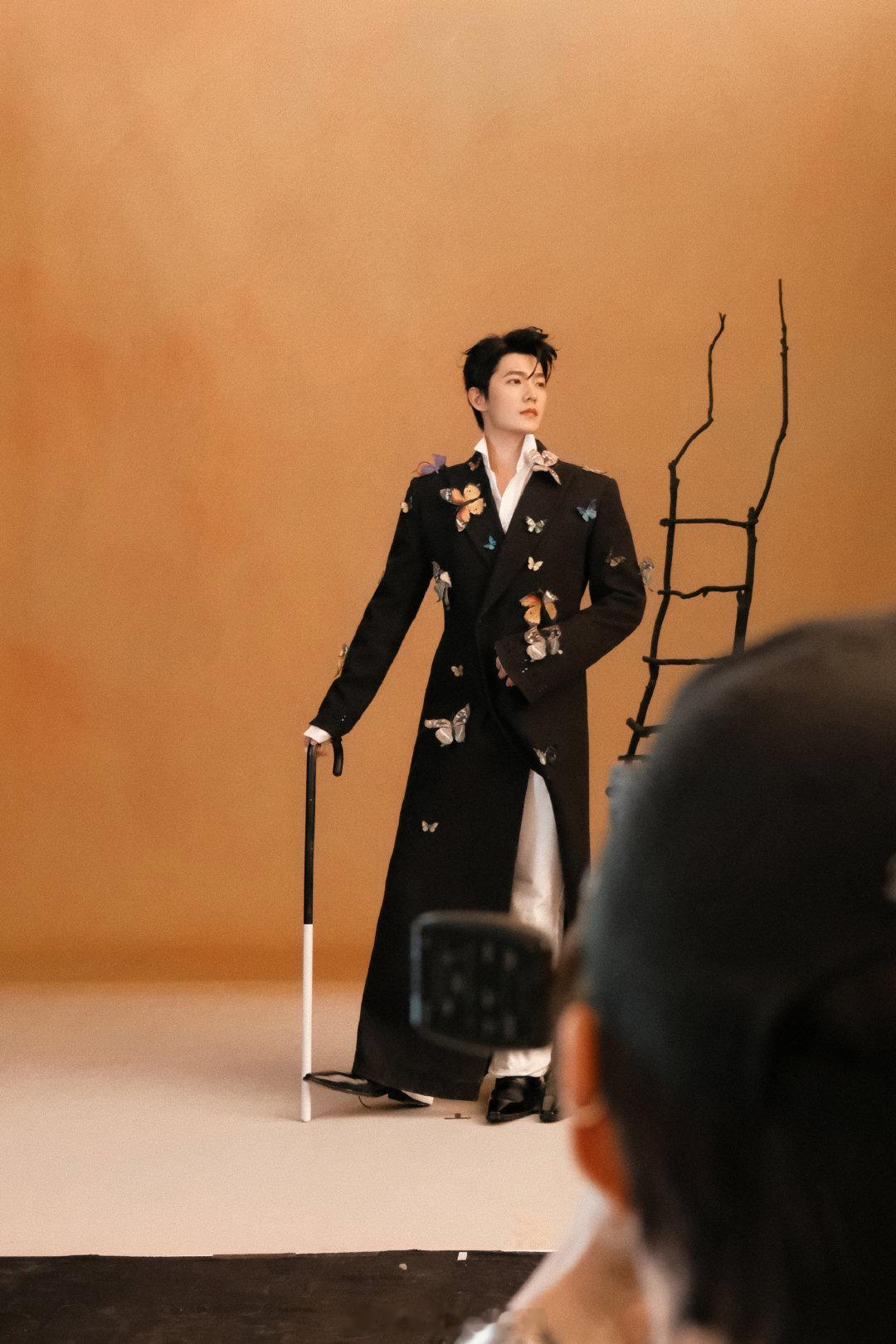 杨洋换风格了黑色西装衬出优越肩线，蝴蝶元素灵动又高级，风格转变后的杨洋氛围感直