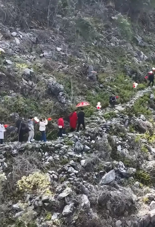 广东茂名，有一名女子结婚，远嫁到广西偏僻的大山中，当女子的父母跟着婚车队陪伴女儿