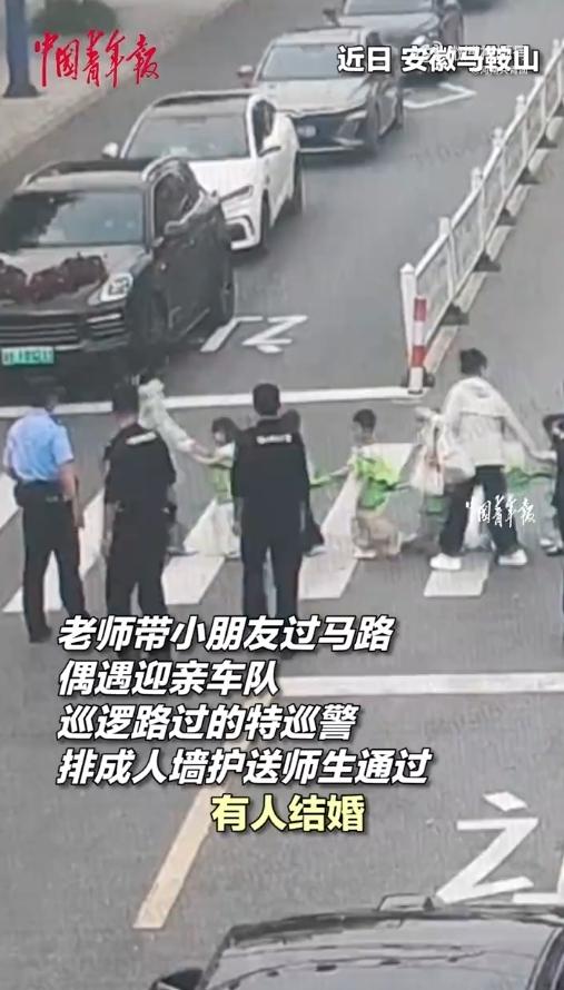 暖炸了！洛阳街头这幕，看一次泪目一次！河南洛阳的一个路口，幼儿园的孩子们排