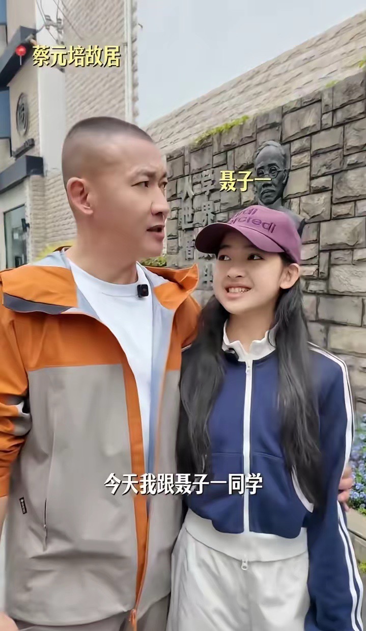 聂远女儿聂子一活泼又漂亮，没有像别的明星把孩子藏着掖着，带着孩子出来溜达游玩，大